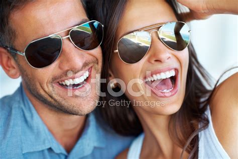 Foto De Stock Hombre Y Mujer En Gafas De Sol Disfrutando Juntos Libre