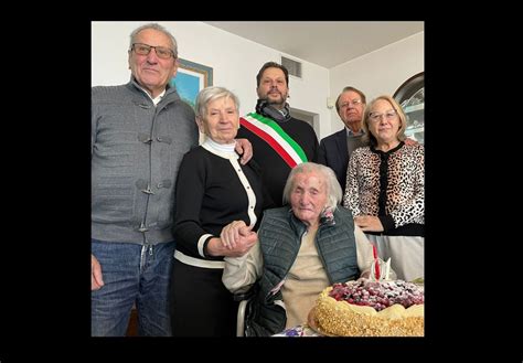 nonna maria arriva    festeggia fra laffetto dei propri cari
