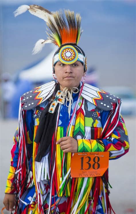 Una Anciano Cherokee Del Nativo Americano En Un Powwow Entre Tribus