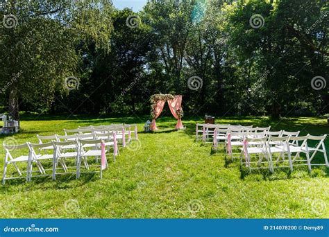 Rea Da Cerim Nia De Casamento Arco Retangular De Madeira Foto De