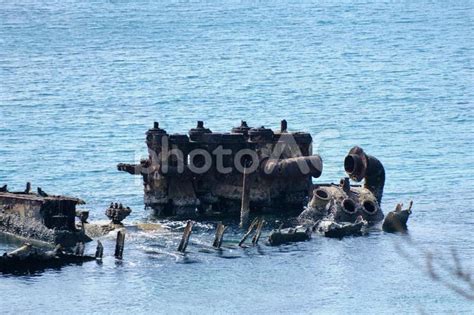 【小笠原】境浦海岸の沈没船（濱江丸） No 29370653｜写真素材なら「写真ac」無料（フリー）ダウンロードok