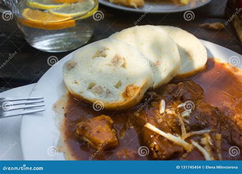 Alimento Checo Goulash Tradicional Knedle Foto De Stock Imagem