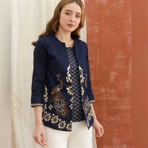 Pilihan Model Blazer Batik Untuk Wanita Gemuk