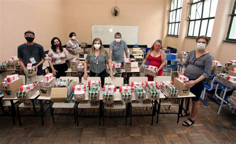 Kits de alimentação são entregues a famílias de estudantes da Rede