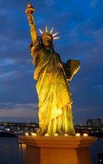 Statue-of-Liberty-torch-in-night