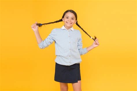 Olhar Feliz Menina Esperta No Dia Do Conhecimento De Fundo Amarelo