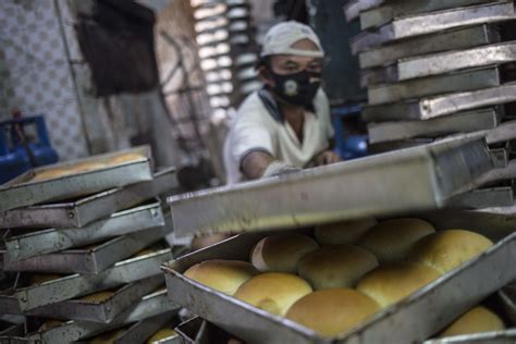 Foto Produksi Roti Rumahan Alami Penurunan Omset Foto Id