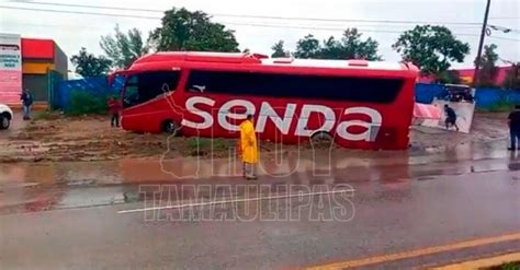 Hoy Tamaulipas Tamaulipas Autobus Se Atasca Entre El Lodo Al Salirse