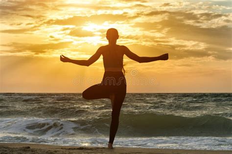 Yoga De Pratique De Fille Sur La Plage Vue Du Dos Coucher Du Soleil