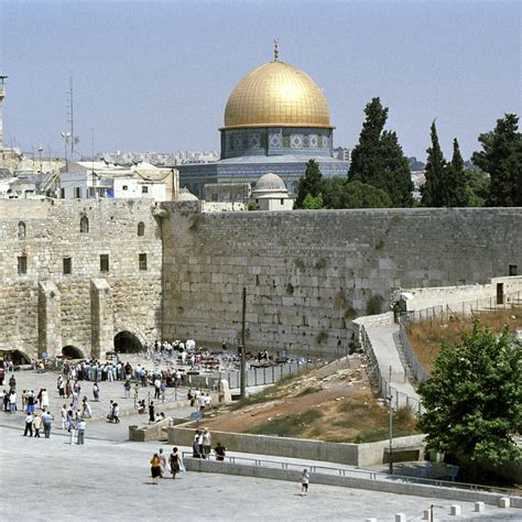 Heurts Dans La Mosqu E Al Aqsa Frappes Isra Liennes Sur Gaza Apr S Des