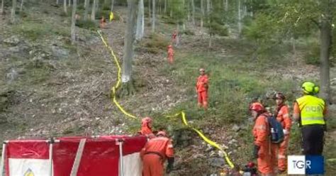 Nel Varesotto Volontari Impegnati In Un Esercitazione Antincendio