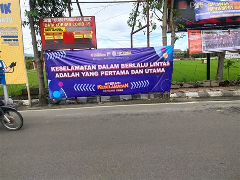 Operasi Keselamatan Semeru 2023 Satlantas Trenggalek Pasang Spanduk Imbauan