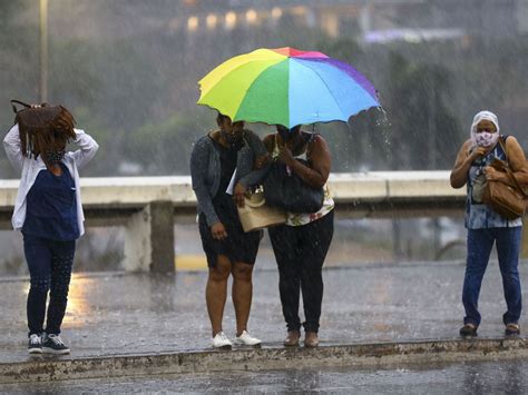 Frente fria traz muita chuva para áreas de SP RJ MG MT AM e AC