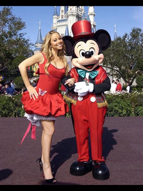 Mariah Carey Wearing An Anklet At Disneyland Scrolller