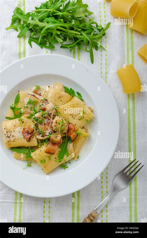 Rigatoni Italienne Au Parmesan Jambon De Parme Et Champignons