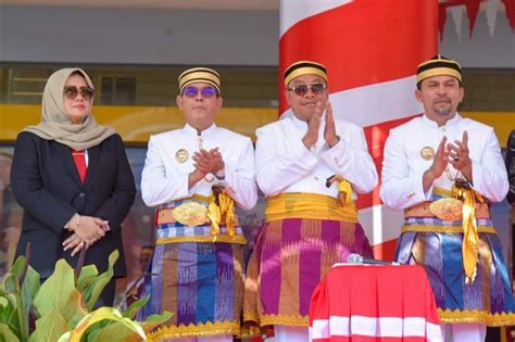 Hut Dompu Ke Penjabat Gubernur Serahkan Sertifikat Kebudayaan Ke