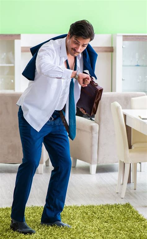 O Homem Que Veste Se Acima E Tarde Para O Trabalho Imagem De Stock