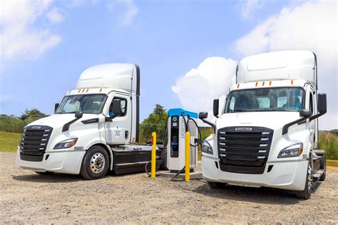 Daimler Truck continues to electrify US logistics network - electrive.com