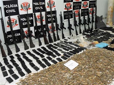 Pol Cia Apreende Fuzis E Drogas Em Favela Na Grande S O Paulo