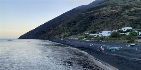 Il Mare Di Colore Bianco Latte A Vulcano Sull Isola Sbarca Una Task