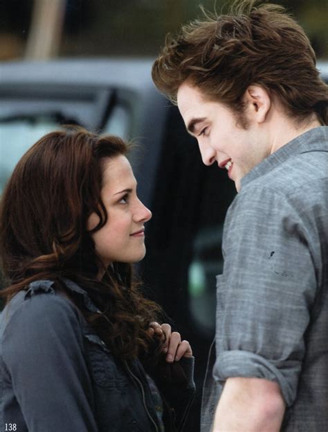 Robert Pattinson And Kristen Stewart In New Moon