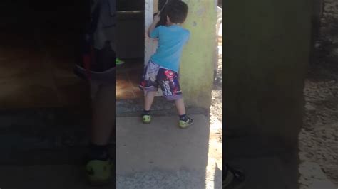 Meninos Dando A Bundinha