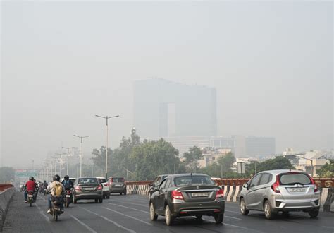 Delhis Air Quality Remains ‘very Poor Thick Morning Smog Covers City