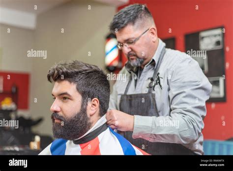 Apuesto Hombre Barbado Obtención De Corte De Pelo Peluquería En La