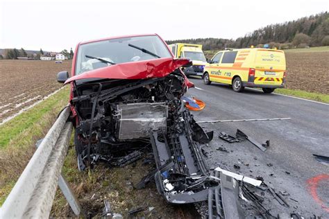 B 89 bei Harras Fahrerin gerät in Gegenverkehr drei Verletzte