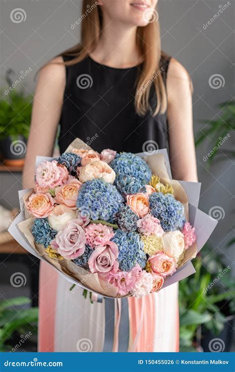 Ramo Hermoso De Flores Mezcladas En Mano De La Mujer Concepto Floral De