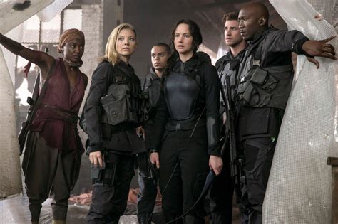 Голая Дженифер Лоуренс в The Hunger Games Mockingjay Part 1