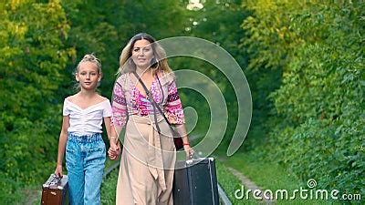 Madre Y Su Hija Serias Cogiendo La Mano Caminando Por El Ferrocarril