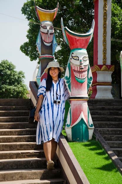 Las Viajeras Tailandesas Asiáticas Visitan Y Se Retratan Con La Estatua