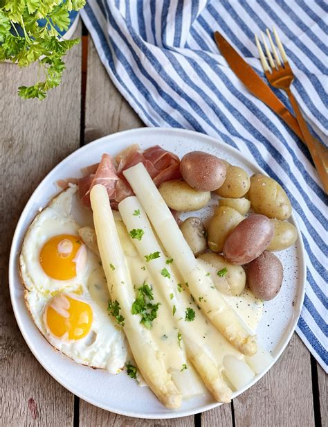 Klassieke Witte Asperges Met Ham Ei En Aardappelen