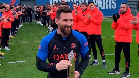 Messi Fue Recibido En El Psg Con Un Pasillo De Honor Y Recibi Un