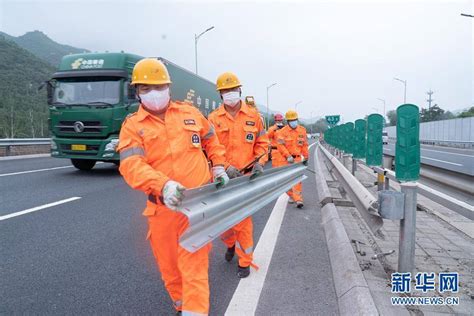 养护工人——坚守岗位的高速公路守护者