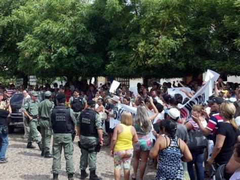 G1 População protesta contra contra volta de prefeito no interior do