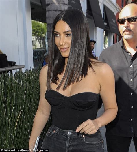 Kim Kardashian Shows Off New Shorter Hair Daily Mail Online