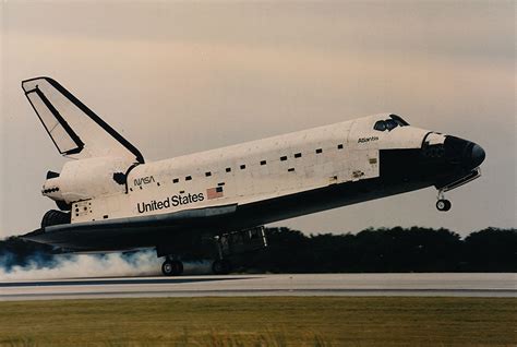 Nasa Bel Atterissage De La Navette Spatiale Atlantis Mission Sts