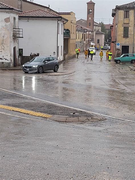 Maltempo Emilia Romagna Il Lamone Esondato A Traversara Gazzetta It