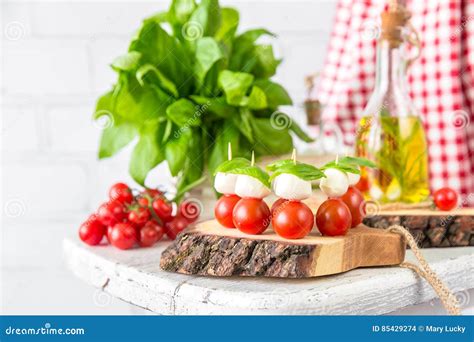 Klassischer Italiener Caprese Canapes Salat Mit Tomaten Mozzarella Und