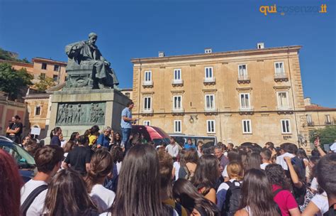 Dimensionamento Scolastico Il Telesio Protesta Vogliamo La Nostra