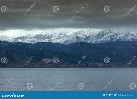 Vervintra Landskapet Av Berget F R Sj N Pamvotida Och Pindus Fr N Stad