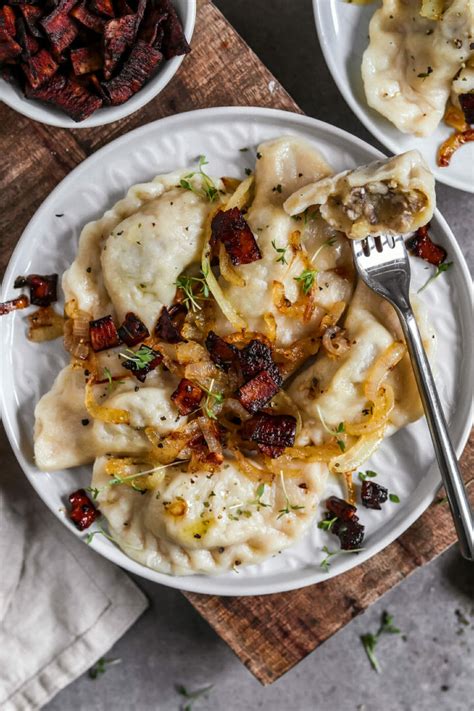 Vegane Pierogi mit Pilzfüllung Polnische Piroggen gefüllt mit Pilzen