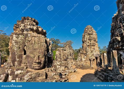 Faces Do Templo Antigo De Bayon Em Angkor Wat Imagem De Stock Imagem