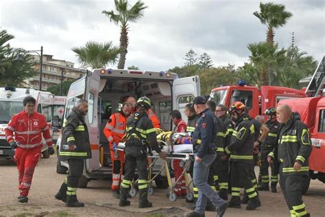 Paura A Olbia Vigile Del Fuoco Ferito Dopo La Discesa Della Befana