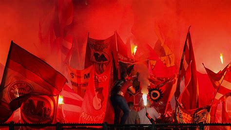 FC Bayern München Pyro auf Schalke Verein muss 10 000 Euro