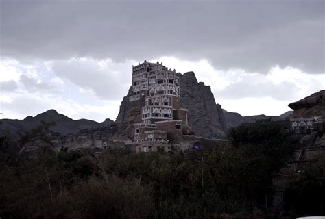 دار الحجر من عجائب العمارة اليمنية الاقتصادية