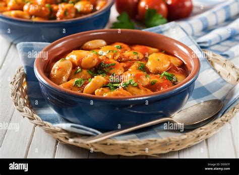 Rote bohnen in tomatensauce Fotos und Bildmaterial in hoher Auflösung