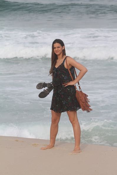 Bruna Marquezine Grava Novela Em Praia Do Rio Usando Vestidinho Fotos